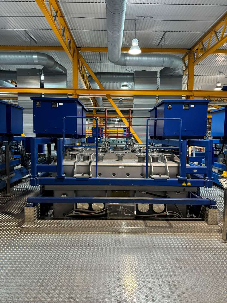 Produktionsmaschine blau – NELO Metals